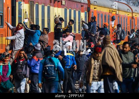 Ghaziabad, Indien. 03. Februar 2023. Indische Passagiere klammern sich an einen überfüllten Zug, der den Bahnhof Noli in Ghaziabad am Stadtrand von Neu-Delhi Indien verlässt. Das bevölkerungsreichste Land der Welt ist jetzt Indien und übertrifft China, laut den am 19. April veröffentlichten UN-Zahlen. (Foto: Amarjeet Kumar Singh/SOPA Images/Sipa USA) Guthaben: SIPA USA/Alamy Live News Stockfoto