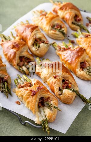 Blättern Sie Spargel, Cheddar und Bacon Torten zum Frühstück Stockfoto