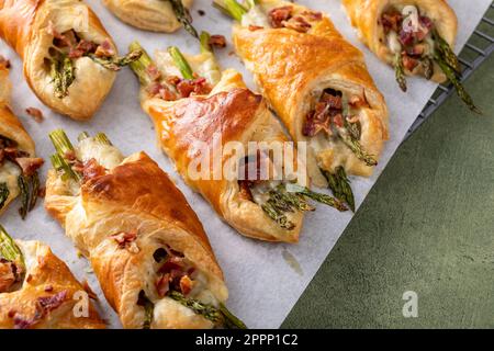 Blättern Sie Spargel, Cheddar und Bacon Torten zum Frühstück Stockfoto