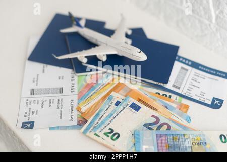 Ich bereite mich auf die Reise vor. Kauf von Flugtickets. Dokumente Geldflughafen Stockfoto