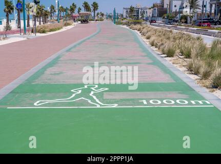 Jogging-Schild für die grüne Zero Point Laufstrecke am öffentlichen Strand von Jumeirah in Dubai, Vereinigte Arabische Emirate Stockfoto