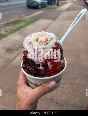 Rasiertes Eis mit Eiscreme auf Oahu, Hawaii. Stockfoto