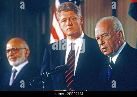 Yutzhak Rabun , Präsident Bill Clinton und König Hussein zum Abschluss der israelischen Friedensgespräche Jordanien Foto von Dennis Brack bb88 Foto von Dennis Brack bb88 Stockfoto