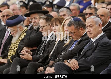 Jerusalem, Israel. 24. April 2023. Israelischer Premierminister Benjamin Netanjahu (R), Jerusalem-Bürgermeister Moshe Leon (2.-R), Stabschef des Premierministers Tzahi Braverman (4.-L), Ashkenazi-Häuptling Rabbi David Lau (3.-L), Und Sephardi-Häuptling Rabbi Yitzhak Yosef (2.-L) nimmt am Montag, den 24. April 2023, am Yad LaBanim Memorial in Jerusalem an der jährlichen Gedenkfeier zum Gedenktag für gefallene Soldaten (Yom HaZikaron) Teil. Poolfoto von Marc Israel Sellem/UPI Credit: UPI/Alamy Live News Stockfoto