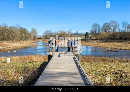 Touristen bewundern den Zusammenfluss der Flüsse Brigach und Breg, der den Anfang und Ursprung der Donau, dem längsten europäischen Fluss, bildet. Donau Stockfoto