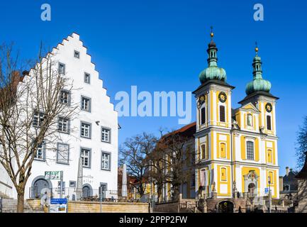 Donaueschingen - 20. Februar 2022: Die barocke katholische Pfarrkirche St. John in Donaueschingen ist Johannes dem Täufer gewidmet. Stockfoto