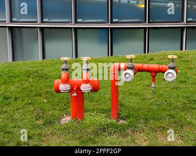 Installation von Löschwasseranlagen im Freien in Frankfurt Stockfoto