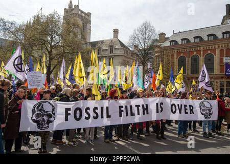 London, Großbritannien. 24. April 2023. Am Ende einer viertägigen Aktion von Extinction Rebellion, The Big One, vereint euch zum Überleben, marschierten Tausende vom Obersten Gerichtshof vorbei an Downing Street, Trafalgar Square, The Strand hinunter und auf das Hauptquartier von Shell im März, um Fossil Fuels zu beenden. Die Demonstranten riefen Shell muss fallen. Sie fordern, dass es keine neuen fossilen Brennstoffe gibt. Kredit: Maureen McLean/Alamy Live News Stockfoto