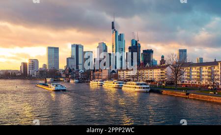 Frankfurt am Main, Deutschland - 29. Januar 2023: Skyline der Innenstadt zur goldenen Stunde. Stockfoto