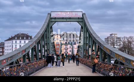 Frankfurt am Main, Deutschland - 30. Januar 2023: Der Eiserner Steg ist eine Fußgängerbrücke von 1868 über den Main in Frankfurt. Stockfoto