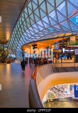 Frankfurt am Main, Deutschland - 29. Januar 2023: Die MyZeil ist ein modernes Einkaufszentrum mit sehr interessantem Innendesign im Zentrum von Frankfurt am Mai Stockfoto