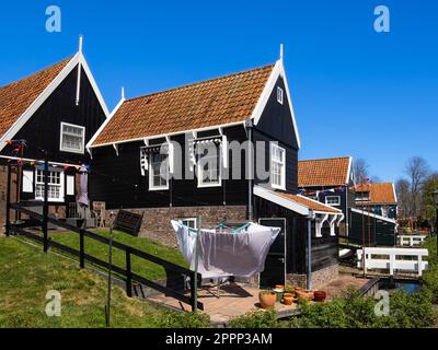 Marken, Niederlande - 26. April 2022: Wunderschöne typische Fischerdorfhäuser auf der Insel Marken, Waterland, Niederlande. Stockfoto