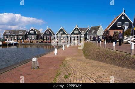 Marken, Niederlande - 26. April 2022: Wunderschöne typische Fischerdorfhäuser auf der Insel Marken Waterland, Niederlande. Stockfoto