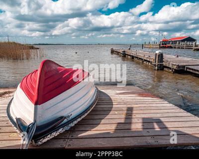 Ein einsames Holzboot liegt am ruhigen Ufer der Insel Marken, Niederlande. Stockfoto
