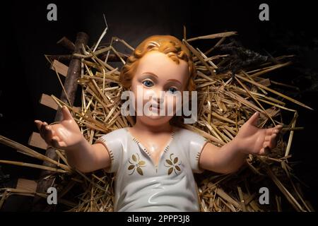 Sveta Gora, Slowenien - 27. Dezember 2022: Neugeborenes Retterkind Jesus in Weihnachtsbetten Stockfoto