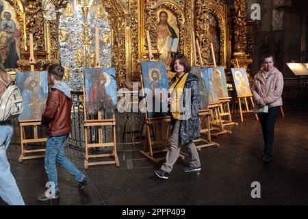 Nicht exklusiv: KIEW, UKRAINE - 22. APRIL 2023 - die Menschen sehen die Ausstellungsstücke der Sophia's Deisis, einer Reihe von Ikonen, die von Oleksandr Klymenko geschaffen wurden Stockfoto