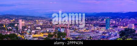 Zürich, Schweiz - 7. Juli 2022: Stadtbild-Abendpanorama von Zürich, der größten Stadt der Schweiz. Es liegt in der Nord-Zentralschweiz Stockfoto