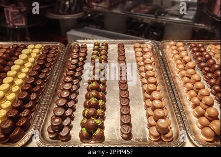 Köstliche Schokoladenpralinen im Süßwarenladen in Zürich Stockfoto