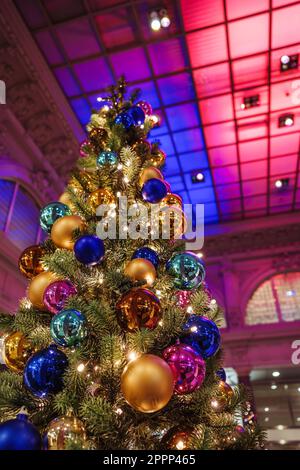 Weihnachtsbaum- und Neujahrsdekorationen im Inneren einer bunten beleuchteten Einkaufshalle in Zürich, Schweiz. Stockfoto