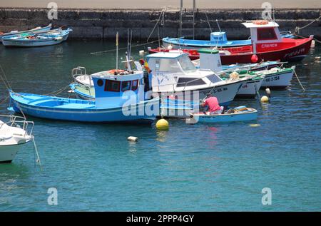 El Cotillo, Spanien - 10. Mai 2022: Fischerboote liegen im Hafen von El Cotillo in Fuerteventura vor. Kanarische Inseln, Spanien Stockfoto