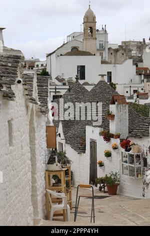 Alberobello, Italien - 30. Mai 2021: Panoramablick auf Alberobello mit Trulli-Häusern Stockfoto