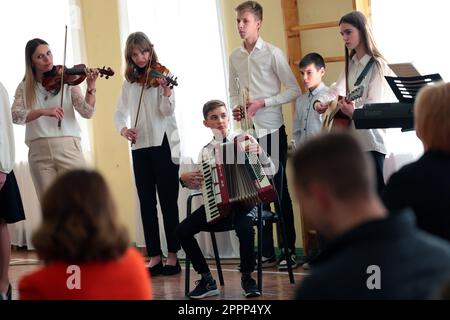 Nicht exklusiv: MOSTYSKA, UKRAINE - 21. APRIL 2023 - Schüler treten während eines Besuchs der First Lady von Polen Agata Kornhauser-Duda in Saint Queen Jadwi auf Stockfoto