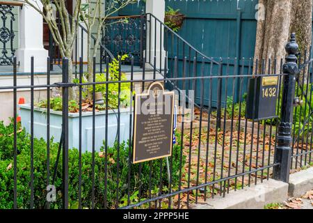 NEW ORLEANS, LA, USA - 18. APRIL 2023: Historische Markierung am Metallzaun vor dem W. C. Soria House in der 8. Street im Garden District Stockfoto