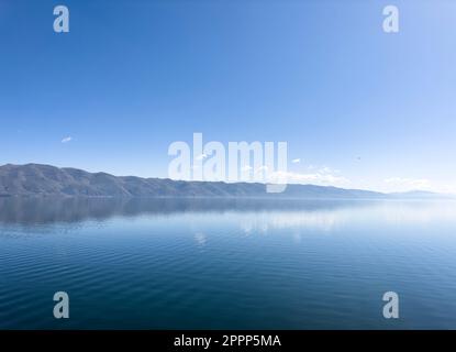 Panoramablick auf die Berge. Bergkamm. Atemberaubende Berge über dem wunderschönen blauen See Stockfoto