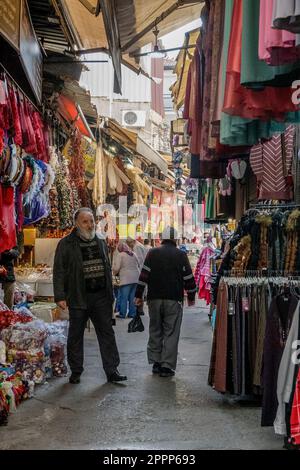 Izmir, Türkei. 03. März 2023. Der Kemeralti-Markt in Izmir ist ein lebhafter und lebendiger Basar, der eine große Auswahl an Waren bietet, von traditionellen türkischen Keramiken und Gewürzen bis hin zu moderner Kleidung und Elektronik. Seine engen Gassen und farbenfrohen Geschäfte bieten eine sensorische Überladung von Sehenswürdigkeiten, Geräuschen und Gerüchen. (Foto: Shawn Goldberg/SOPA Images/Sipa USA) Guthaben: SIPA USA/Alamy Live News Stockfoto