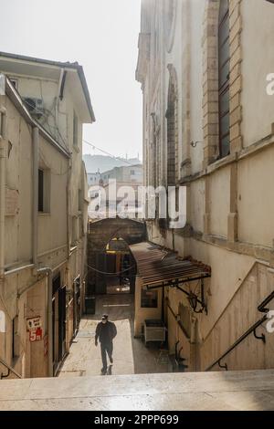 Izmir, Türkei. 03. März 2023. Blick auf die Synagogue Street in Izmir, eine bezaubernde und historische Straße mit wunderschönen Synagogen und jüdischen Häusern aus dem 19. Jahrhundert. Die engen, gepflasterten Straßen und die Architektur bieten einen Einblick in das reiche kulturelle Erbe der Stadt. (Foto: Shawn Goldberg/SOPA Images/Sipa USA) Guthaben: SIPA USA/Alamy Live News Stockfoto