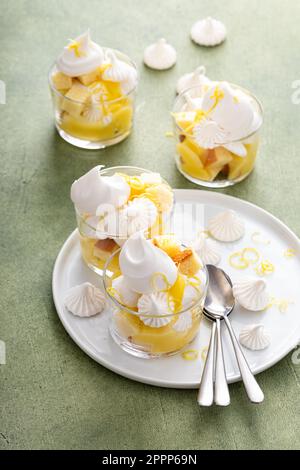 Zitronen-Baiser und Pfannkuchen in einem Glas, eine eigenständige Dessertidee Stockfoto