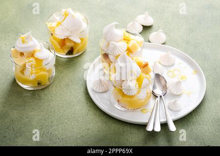 Zitronen-Baiser und Pfannkuchen in einem Glas, eine eigenständige Dessertidee Stockfoto
