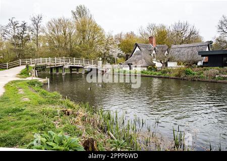 Bridge Cottage ist eine strohgedeckte Hütte aus dem 16. Jahrhundert in Flatford, East Bergholt, Suffolk, England. Es ist seit 1943 Eigentum des National Trust Stockfoto