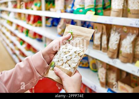 Gast mit Kürbiskernen im Store Stockfoto