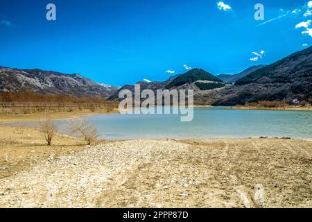 Matessee, der höchste Karstsee Italiens. Es liegt am Fuße des Mt. Miletto und Mt. Gallinola in der lokalen Gebirgsgruppe, bekannt als Matese Mass Stockfoto