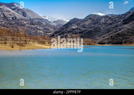 Matessee, der höchste Karstsee Italiens. Es liegt am Fuße des Mt. Miletto und Mt. Gallinola in der lokalen Gebirgsgruppe, bekannt als Matese Mass Stockfoto