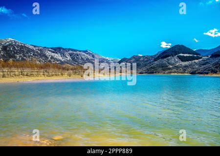 Matessee, der höchste Karstsee Italiens. Es liegt am Fuße des Mt. Miletto und Mt. Gallinola in der lokalen Gebirgsgruppe, bekannt als Matese Mass Stockfoto