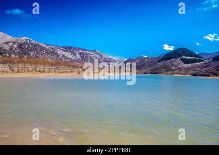 Matessee, der höchste Karstsee Italiens. Es liegt am Fuße des Mt. Miletto und Mt. Gallinola in der lokalen Gebirgsgruppe, bekannt als Matese Mass Stockfoto