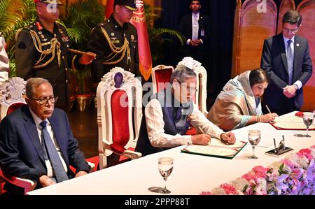 Dhaka, Bangladesch. 24. April 2023. Der Präsident von Bangladesch Mohammed Shahabuddin Chuppu (2. l, Front) und der Parlamentssprecher von Bangladesch, Shirin Sharmin Chaudhury (3. l, Front), unterzeichnen die Dokumente während der Eid-Zeremonie des neuen Präsidenten am 24. April 2023 in Dhaka, Bangladesch. Mohammed Shahabuddin Chuppu, ein pensionierter Richter und ehemaliger kommissar der Antikorruptionskommission, hat am Montag den Eid als 22. Präsident Bangladeschs abgelegt, wobei parlamentssprecher Shirin Sharmin Chaudhury den Amtseid gegen Shahabuddin abgab. Kredit: Xinhua/Alamy Live News Stockfoto