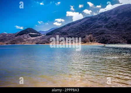 Matessee, der höchste Karstsee Italiens. Es liegt am Fuße des Mt. Miletto und Mt. Gallinola in der lokalen Gebirgsgruppe, bekannt als Matese Mass Stockfoto