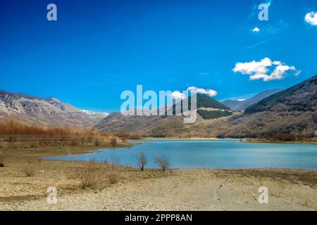 Matessee, der höchste Karstsee Italiens. Es liegt am Fuße des Mt. Miletto und Mt. Gallinola in der lokalen Gebirgsgruppe, bekannt als Matese Mass Stockfoto