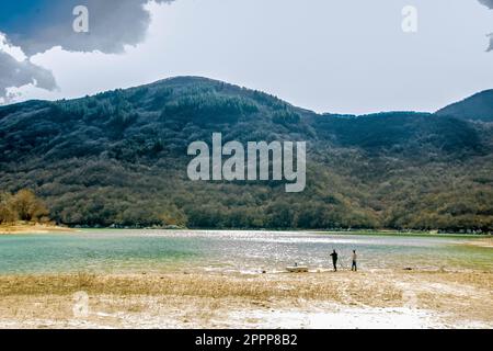 Matessee, der höchste Karstsee Italiens. Es liegt am Fuße des Mt. Miletto und Mt. Gallinola in der lokalen Gebirgsgruppe, bekannt als Matese Mass Stockfoto