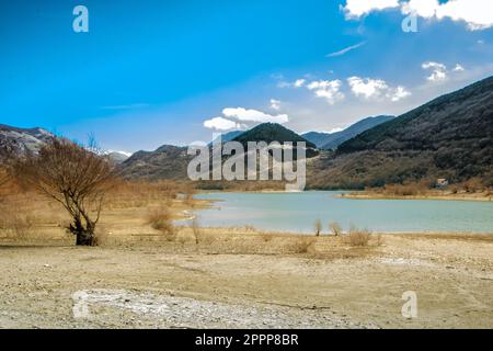 Matessee, der höchste Karstsee Italiens. Es liegt am Fuße des Mt. Miletto und Mt. Gallinola in der lokalen Gebirgsgruppe, bekannt als Matese Mass Stockfoto