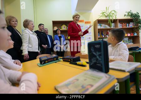 Nicht exklusiv: MOSTYSKA, UKRAINE - 21. APRIL 2023 - First Lady of Poland Agata Kornhauser-Duda besucht Saint Queen Jadwiga Lyseum N3, Mostyska, Lemberg R. Stockfoto