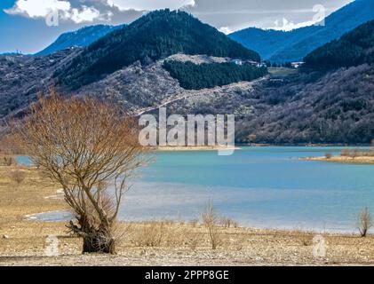 Matessee, der höchste Karstsee Italiens. Es liegt am Fuße des Mt. Miletto und Mt. Gallinola in der lokalen Gebirgsgruppe, bekannt als Matese Mass Stockfoto