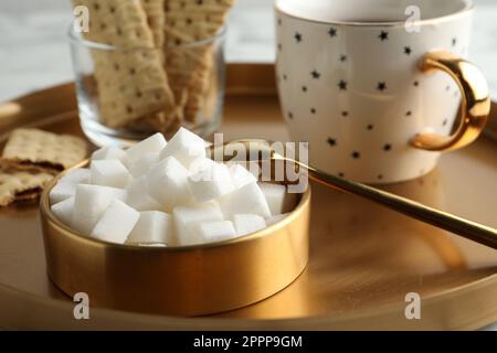 Raffinierte Zuckerwürfel in der Schüssel auf dem Tisch, Nahaufnahme Stockfoto