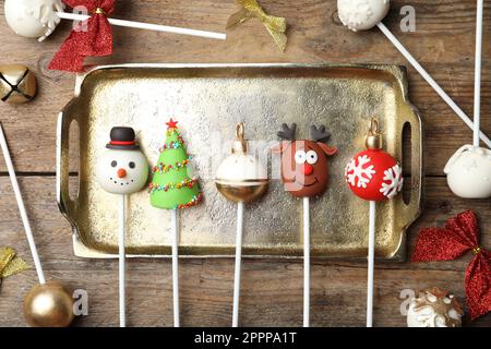 Köstliche Weihnachtskuchen fallen auf Holztisch, flach liegend Stockfoto