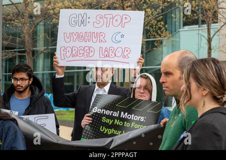 Detroit, Michigan – Menschen versammeln sich vor dem Hauptquartier von General Motors, um gegen die Verwendung von Aluminium aus China zu protestieren, von dem einige von Zwang Uyg hergestellt werden Stockfoto