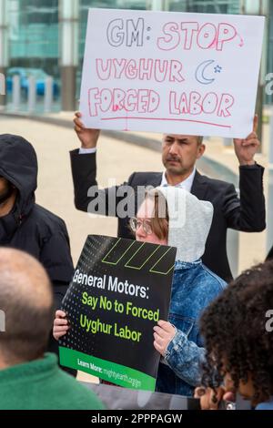 Detroit, Michigan – Menschen versammeln sich vor dem Hauptquartier von General Motors, um gegen die Verwendung von Aluminium aus China zu protestieren, von dem einige von Zwang Uyg hergestellt werden Stockfoto