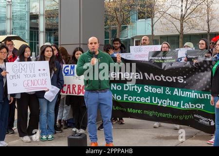 Detroit, Michigan – Menschen versammeln sich vor dem Hauptquartier von General Motors, um gegen die Verwendung von Aluminium aus China zu protestieren, von dem einige von Zwang Uyg hergestellt werden Stockfoto